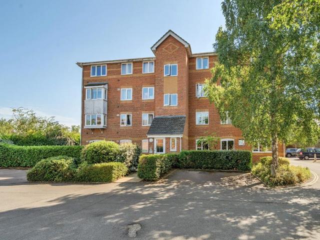 Flat for sale in Aldershot, Hampshire