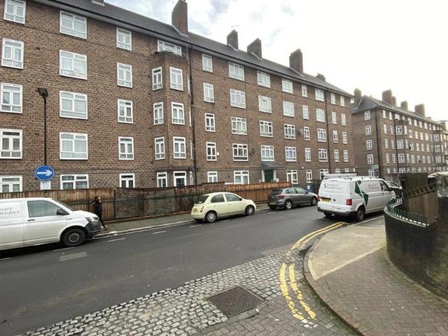 Flat for sale in Clapton Park, Greater London
