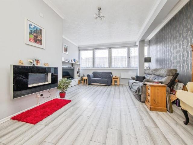 Flat for sale in Dale Hill, Essex