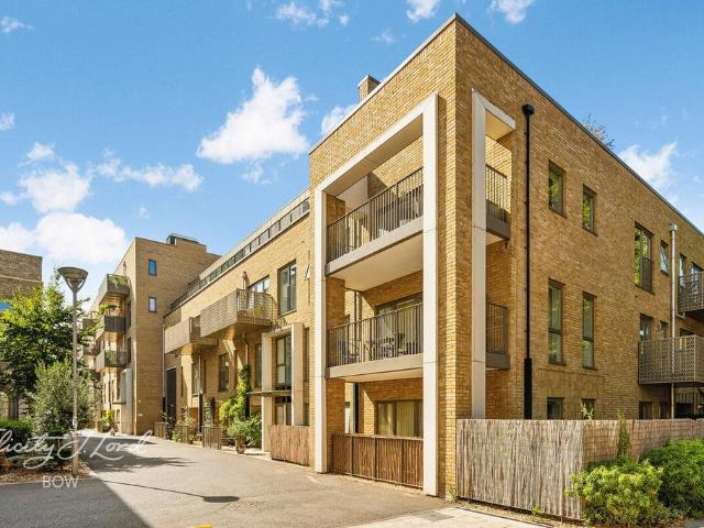 Flat for sale in London Borough of Tower Hamlets, Greater London