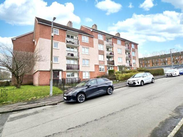 Flat for sale in Garngad, Scotland