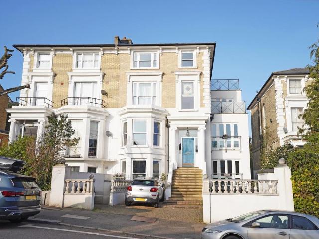 Flat for sale in London Borough of Lewisham, Forest Hill
