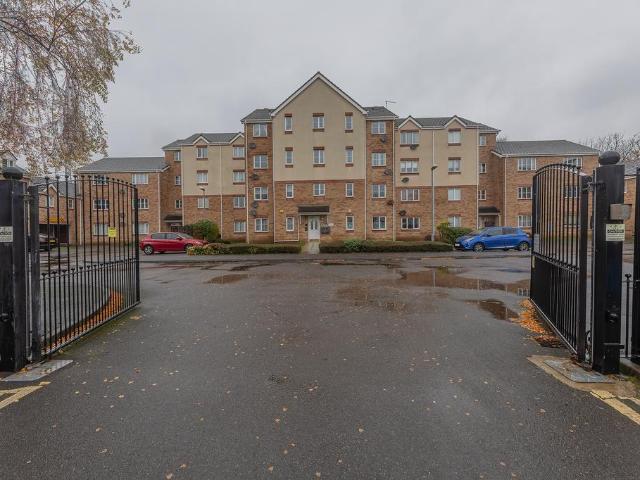 Flat for sale in Causeway Green, West Midlands