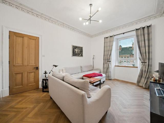 Flat for sale in Shawmoss, Shawlands