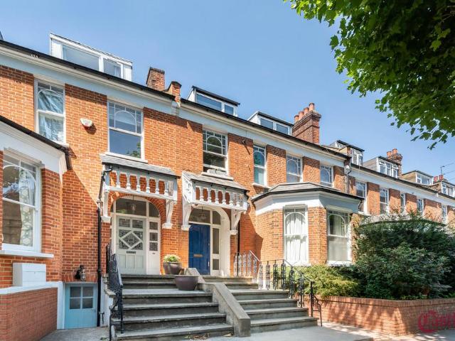 Flat for sale in Stroud Green, Greater London