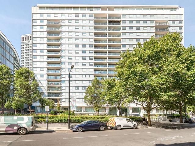 Flat for sale in Victoria, Greater London