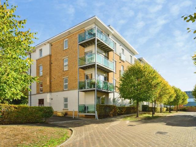 Flat for sale in Leatherhead, Mole Valley