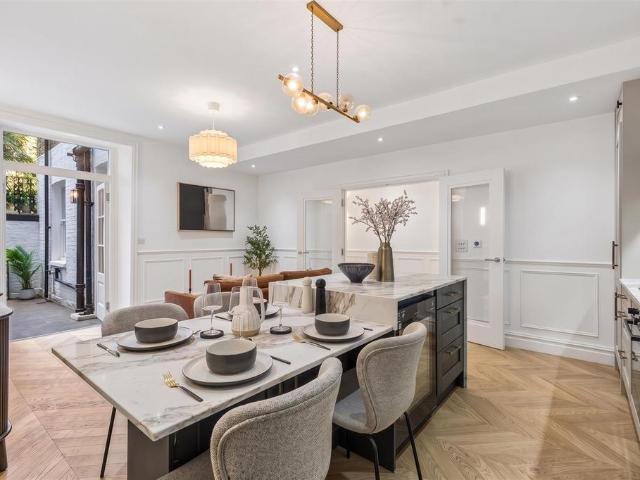 Flat for sale in Royal Borough of Kensington and Chelsea, Greater London