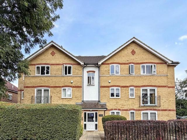 Flat for sale in Broadfields, Greater London