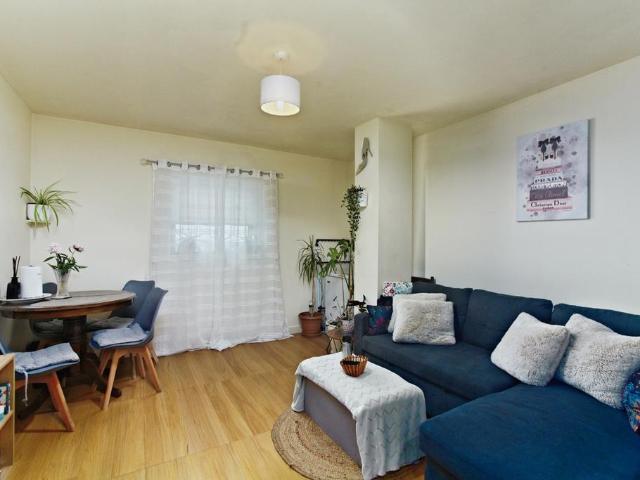 Flat for sale in London Borough of Croydon, Norbury