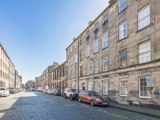 Flat for sale in Broughton, Scotland