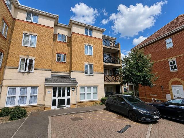 Flat for sale in Grays, Essex
