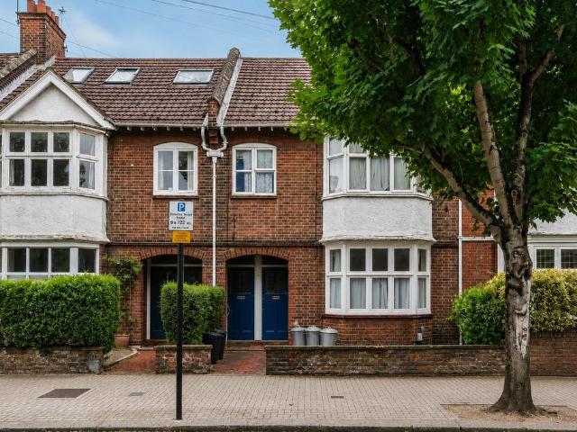 Flat for sale in Earlsfield, Greater London