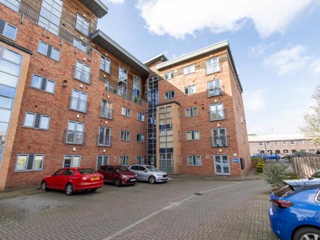 Flat for sale in Belle Isle, West Yorkshire