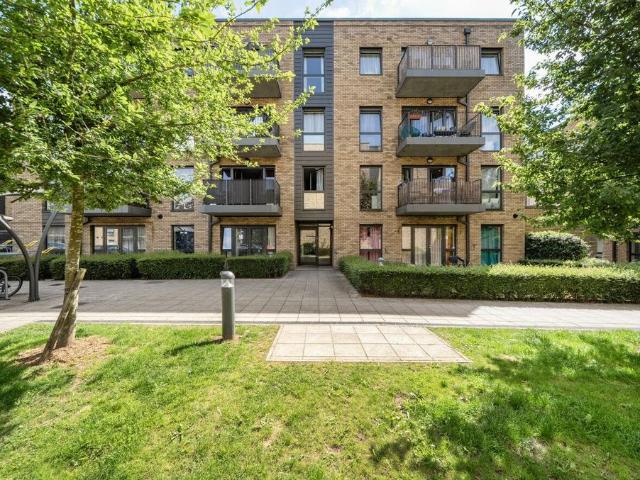 Flat for sale in London Borough of Croydon, Hillview