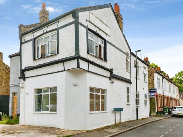 Flat for sale in London Borough of Lewisham, Ladywell