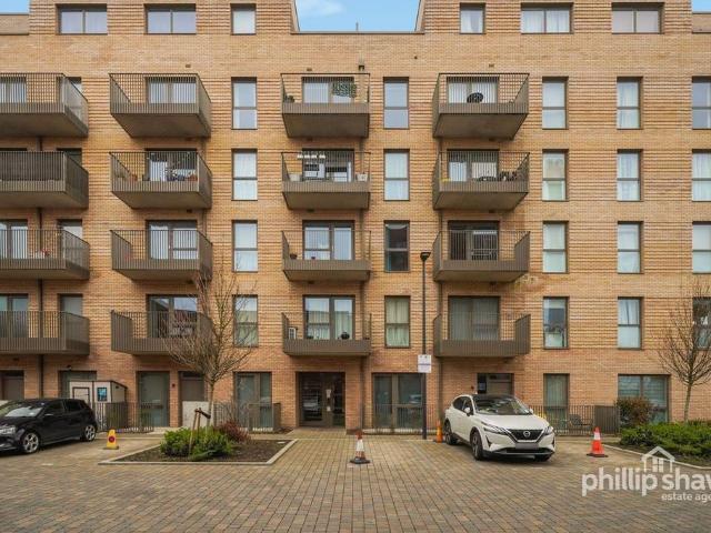 Flat for sale in Harrow Weald, Greater London
