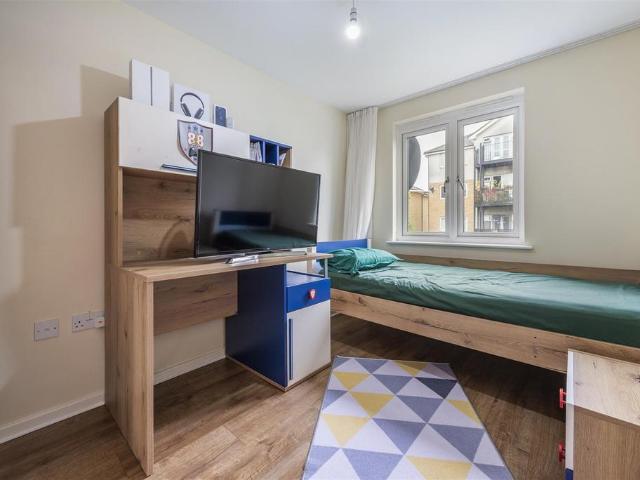 Flat for sale in Ponders End, Greater London