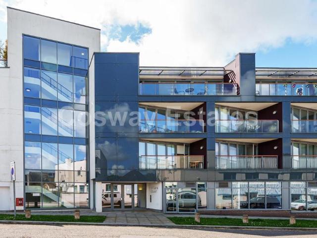 Flat for sale in Mill Hill, Greater London