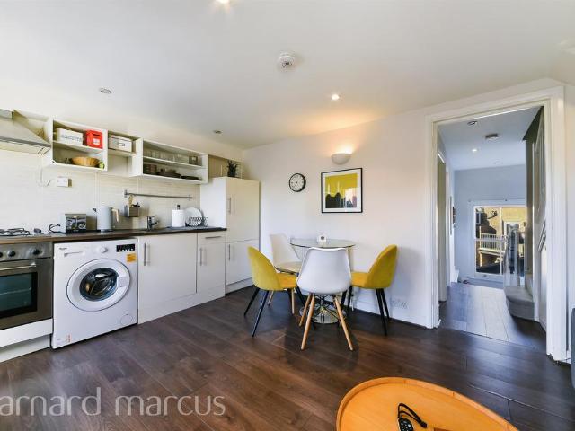 Flat for sale in Wandsworth, Greater London