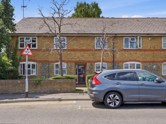 Flat for sale in Badgers Dene, Grays