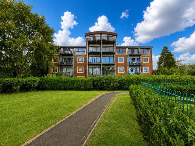 Flat for sale in Spring Park, Luton