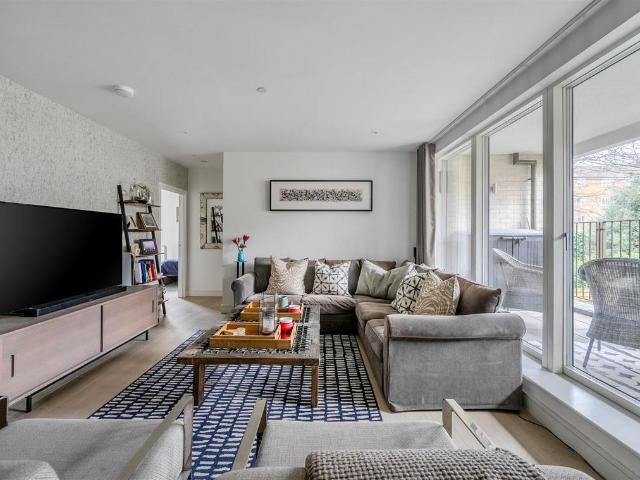 Flat for sale in Brondesbury, Greater London