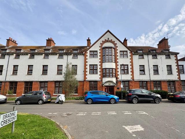Flat for sale in Wanstead, Greater London