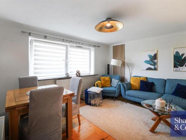 Flat for sale in Whitton, Greater London