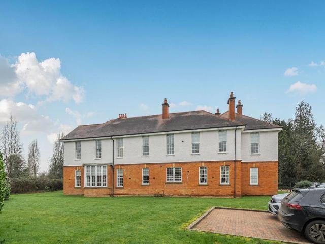 Flat for sale in Epsom, Surrey