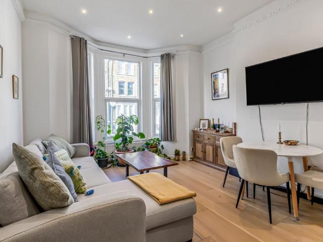 Flat for sale in Kilburn, Greater London