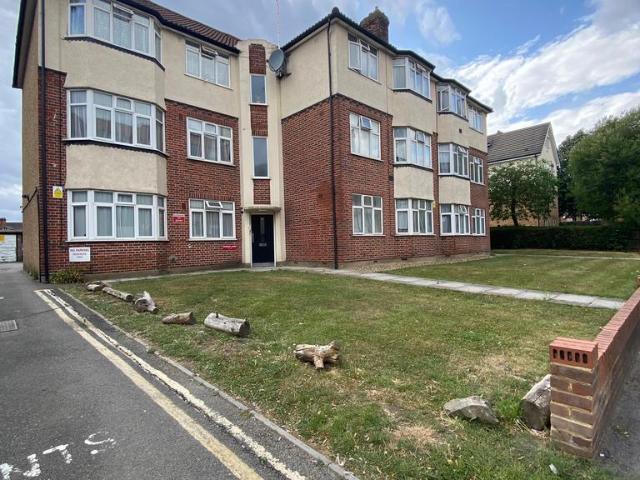Flat for sale in Harrow Weald, Greater London