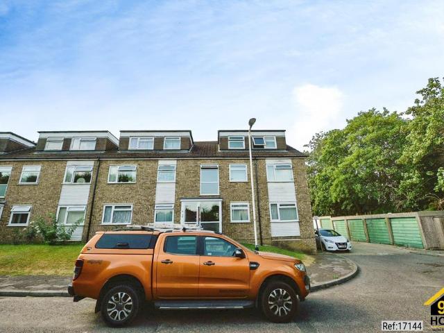 Flat for sale in Gidea Park, Greater London