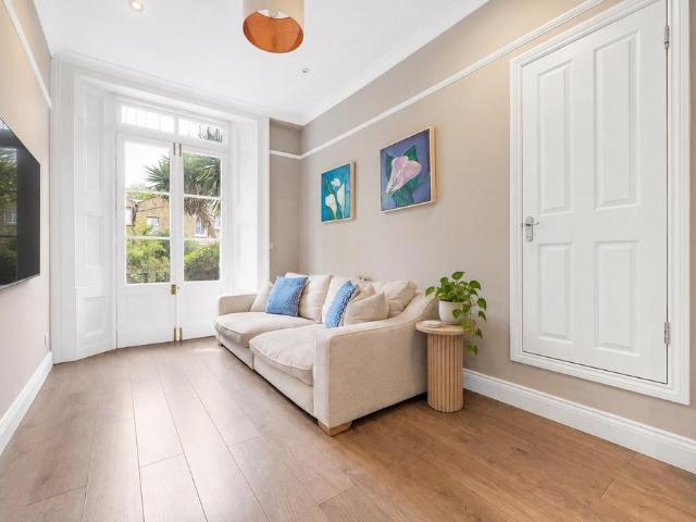 Flat for sale in London Borough of Lambeth, Greater London