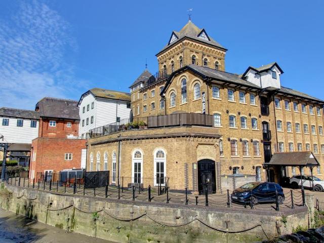 Flat for sale in Hythe, Fordham Heath