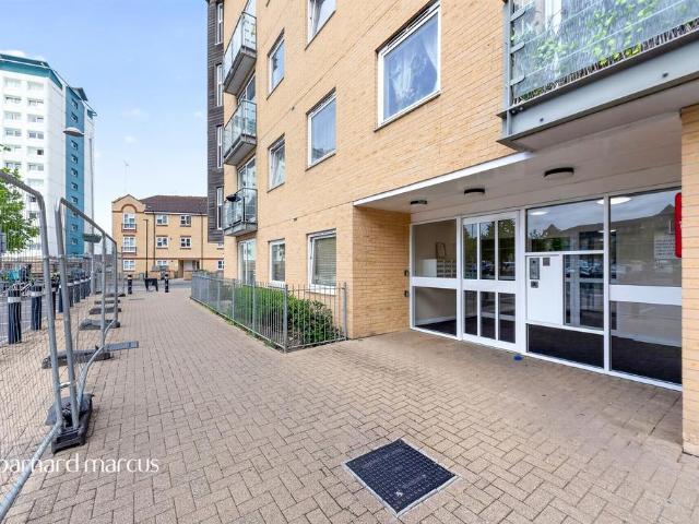 Flat for sale in London Borough of Hounslow, Feltham