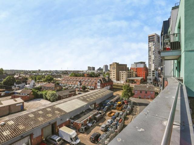 Flat for sale in Key Street, Suffolk