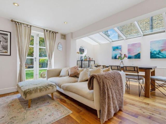 Flat for sale in Streatham, Greater London