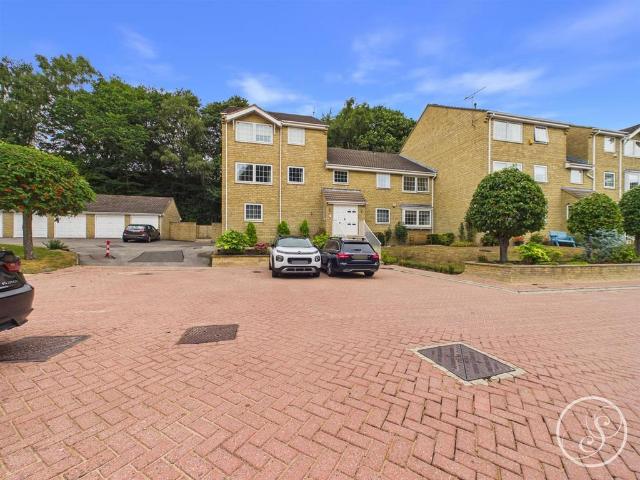 Flat for sale in Alwoodley, West Yorkshire