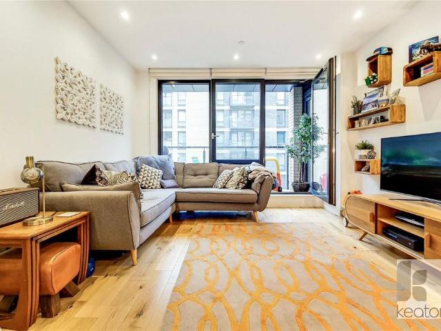 Flat for sale in Suttons Wharf, Greater London