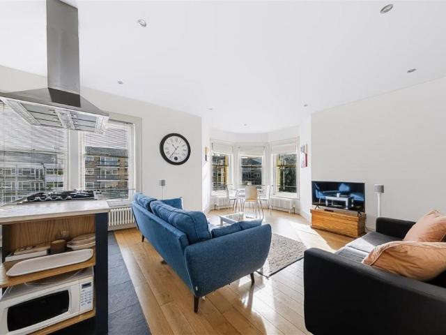 Flat for sale in London Borough of Wandsworth, Greater London