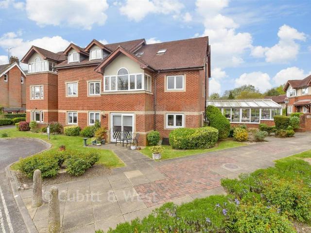Flat for sale in Red Hill, Surrey
