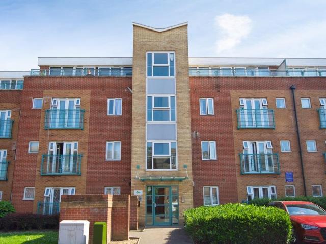 Flat for sale in Dagenham, Greater London