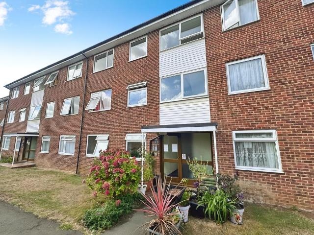 Flat for sale in Spring Park, Luton