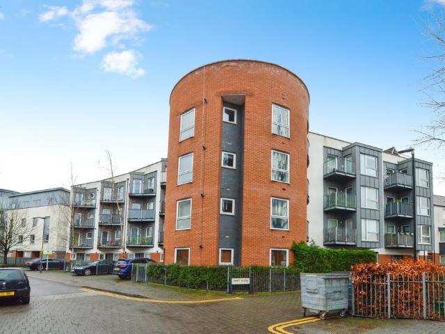 Flat for sale in Lane, Greater London