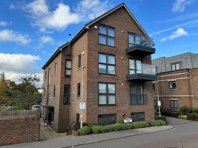 Flat for sale in Bushey Heath, Hertfordshire