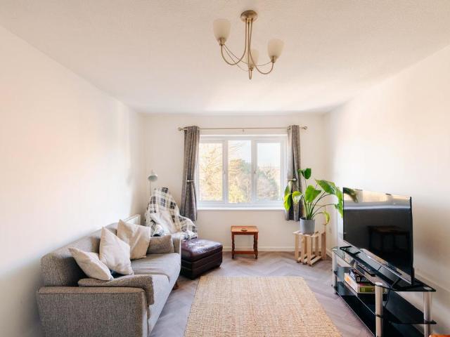Flat for sale in Three Lamps Estate, Feckenham
