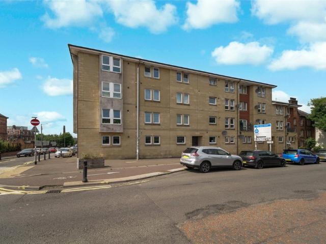 Flat for sale in Crosshill, Scotland