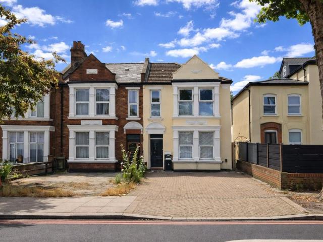 Flat for sale in London Borough of Lewisham, Greater London