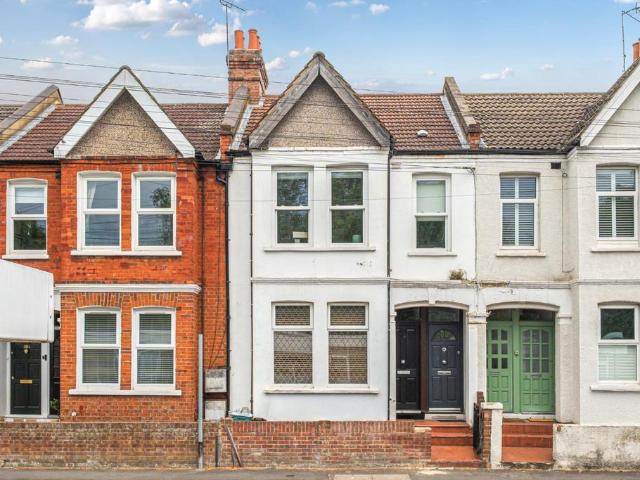 Flat for sale in London Borough of Merton, Collier's Wood